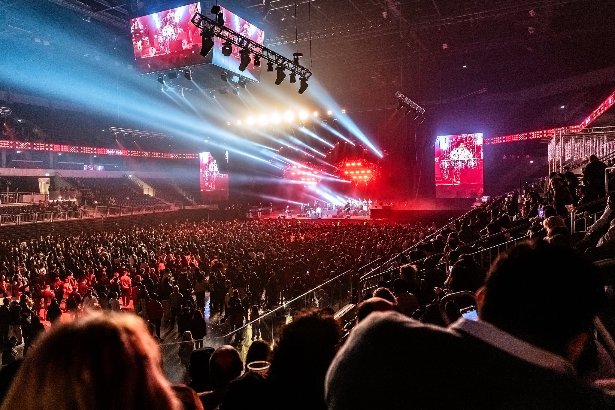 Vista del Antel Arena con el público y el escenario principal del Festival Lágrima Ríos