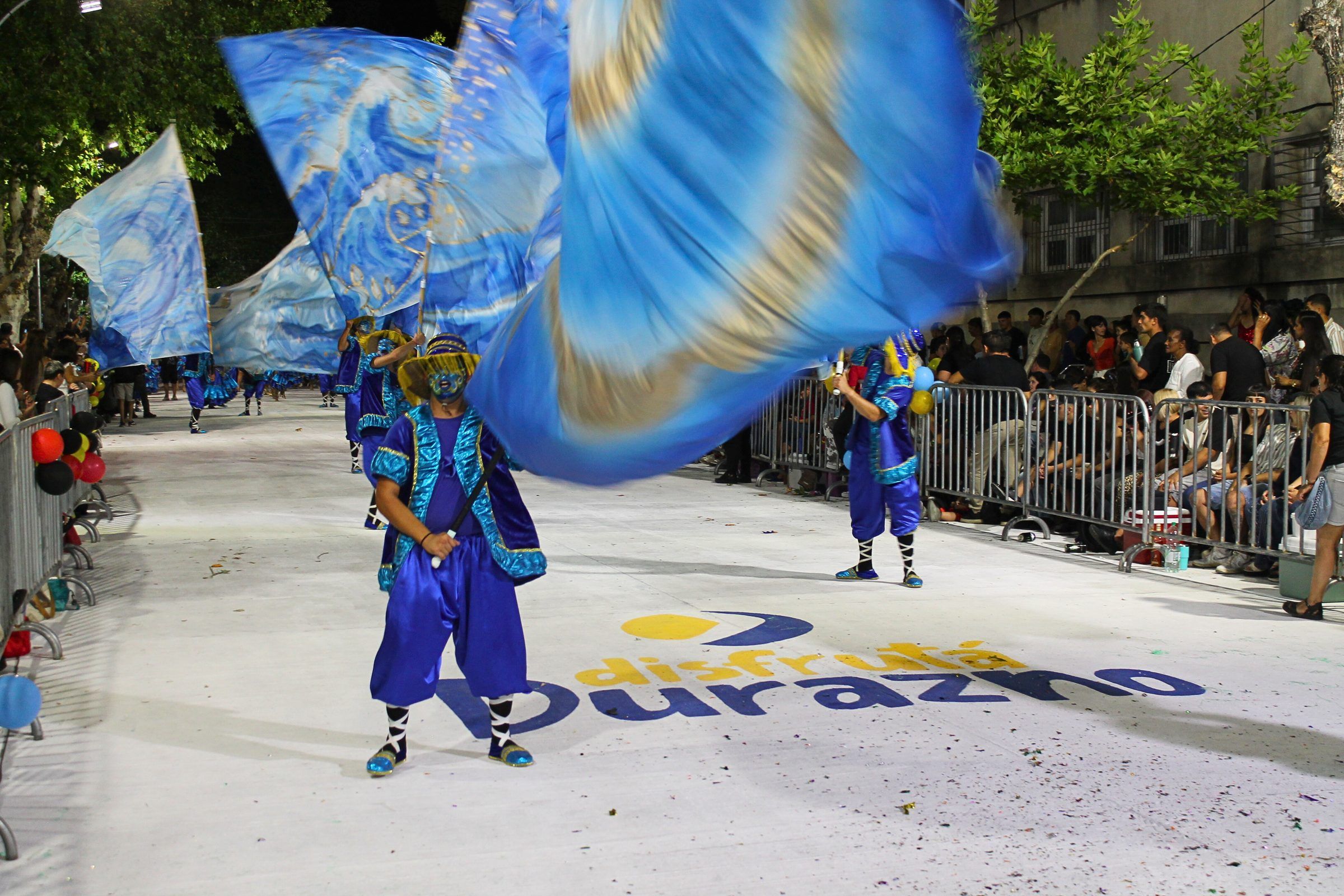 Banderas de la comparsa Kalukembe en la calle del desfile de Llamadas de Durazno 2026