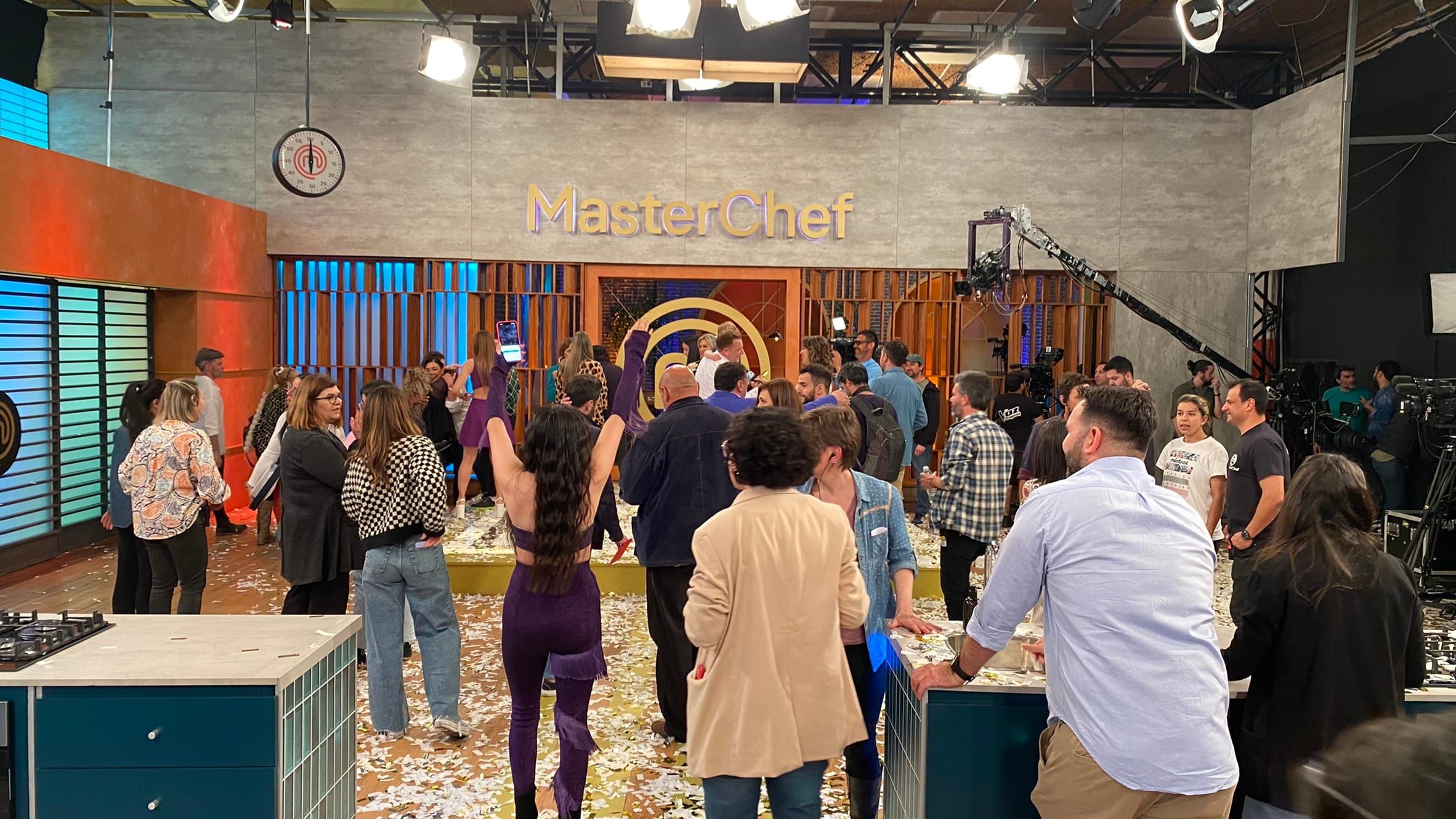Familiares y equipo celebran en el set de MasterChef al terminar la final