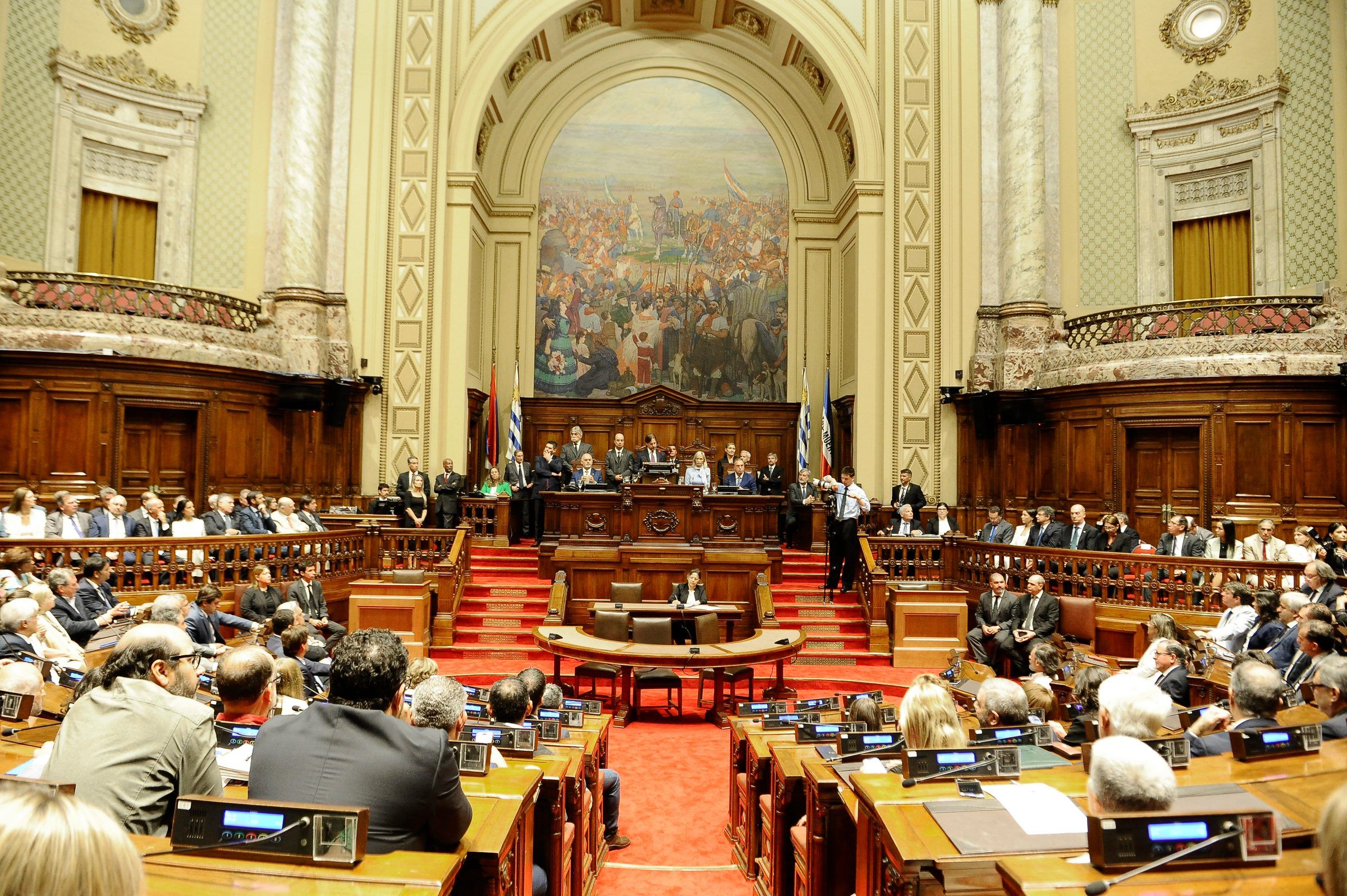Vista general del recinto de la Asamblea General durante el mensaje presidencial de 2024, con los legisladores en sus bancas.