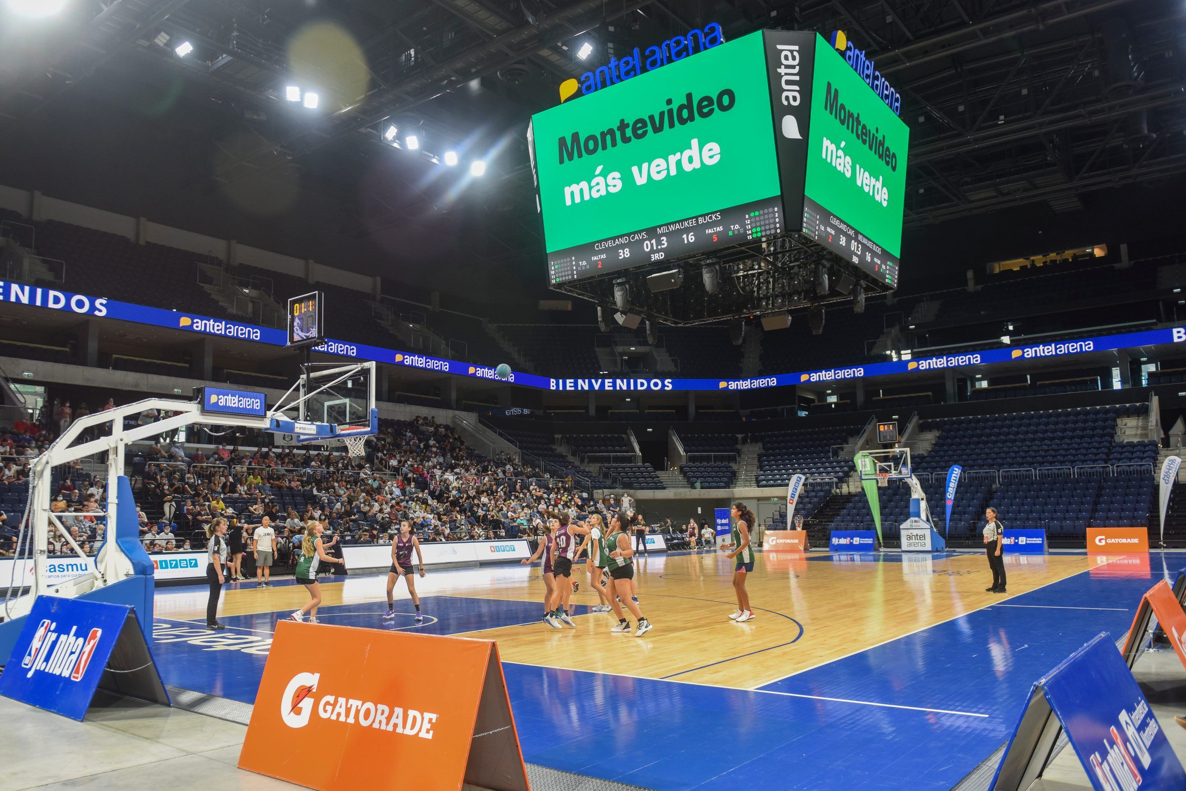 Partido de las finales en la cancha del Antel Arena, con el marcador colgante y las gradas al fondo