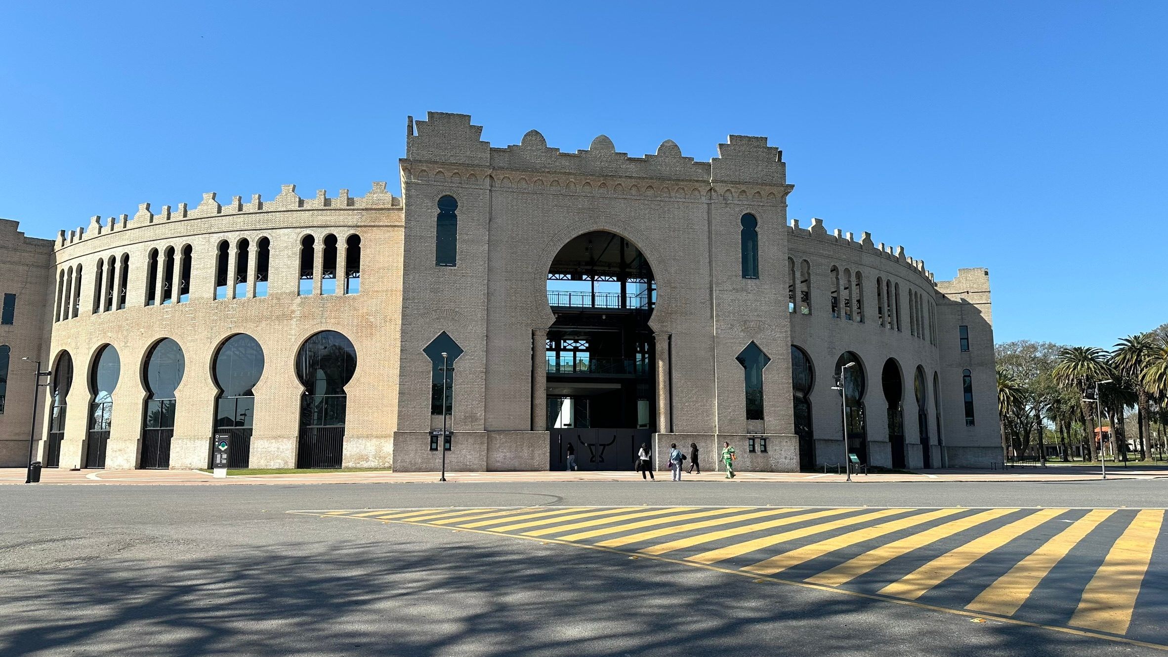 Fachada de la Plaza de Toros de Colonia, sede del acto, de día.
