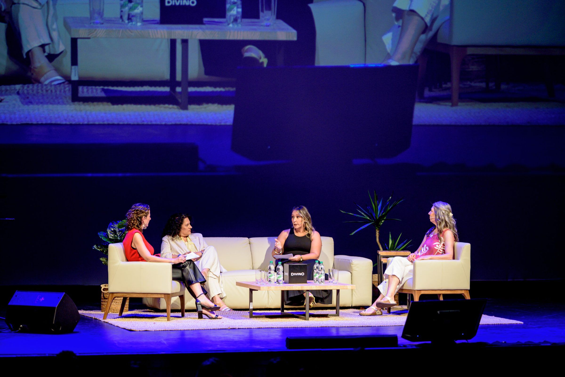 Cuatro mujeres conversan en un panel sobre el escenario del 4.º Foro Mujeres Líderes OMEU