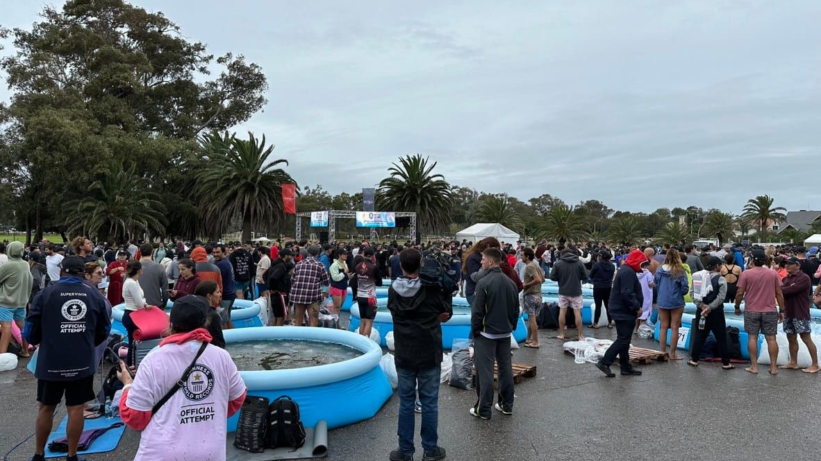 Participantes del Ice Challenge 2024 frente a una piscina inflable, con un juez del Guinness World Records en primer plano