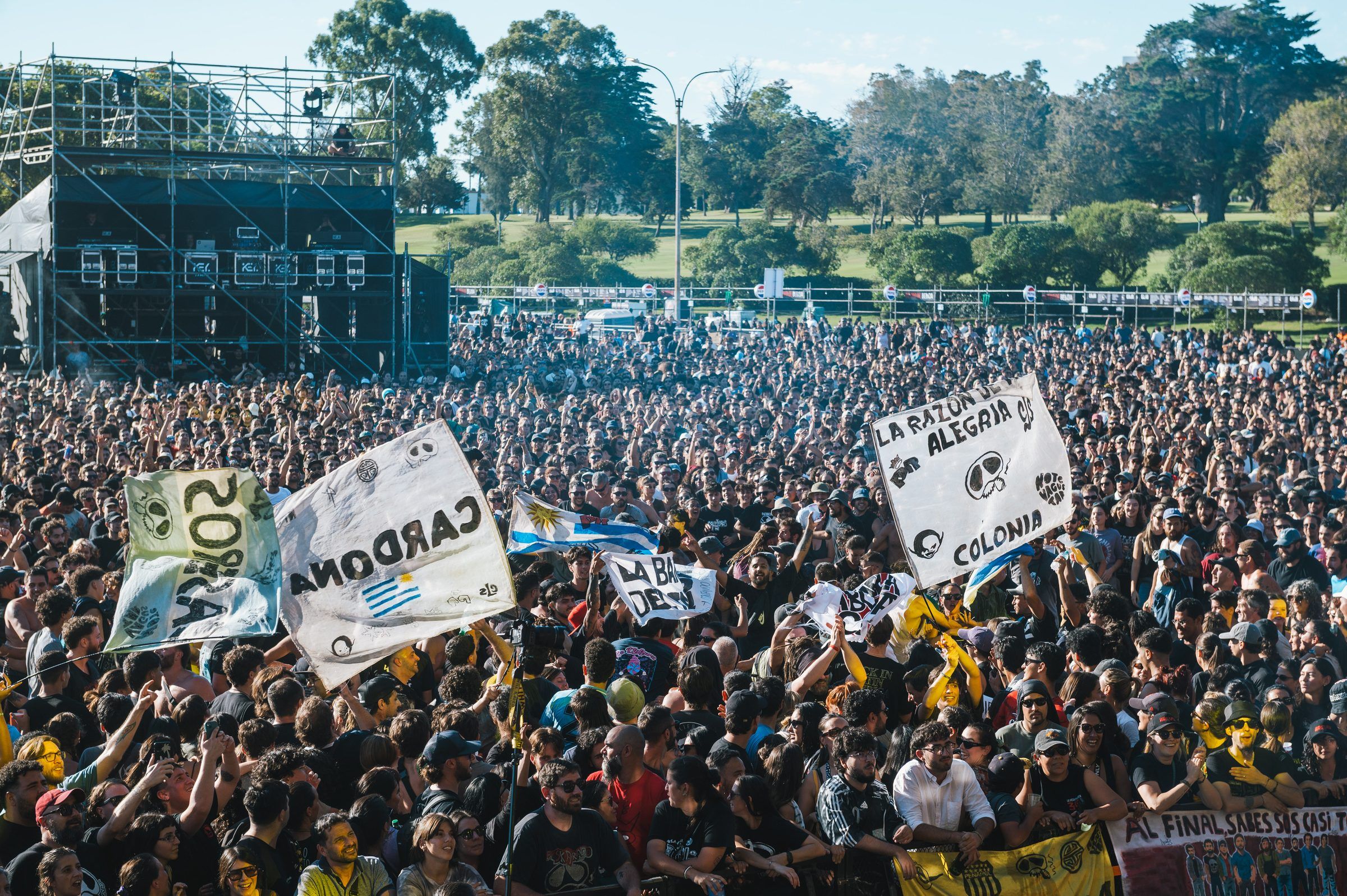 Público con banderas frente al escenario del Cosquín Rock Uruguay 2026