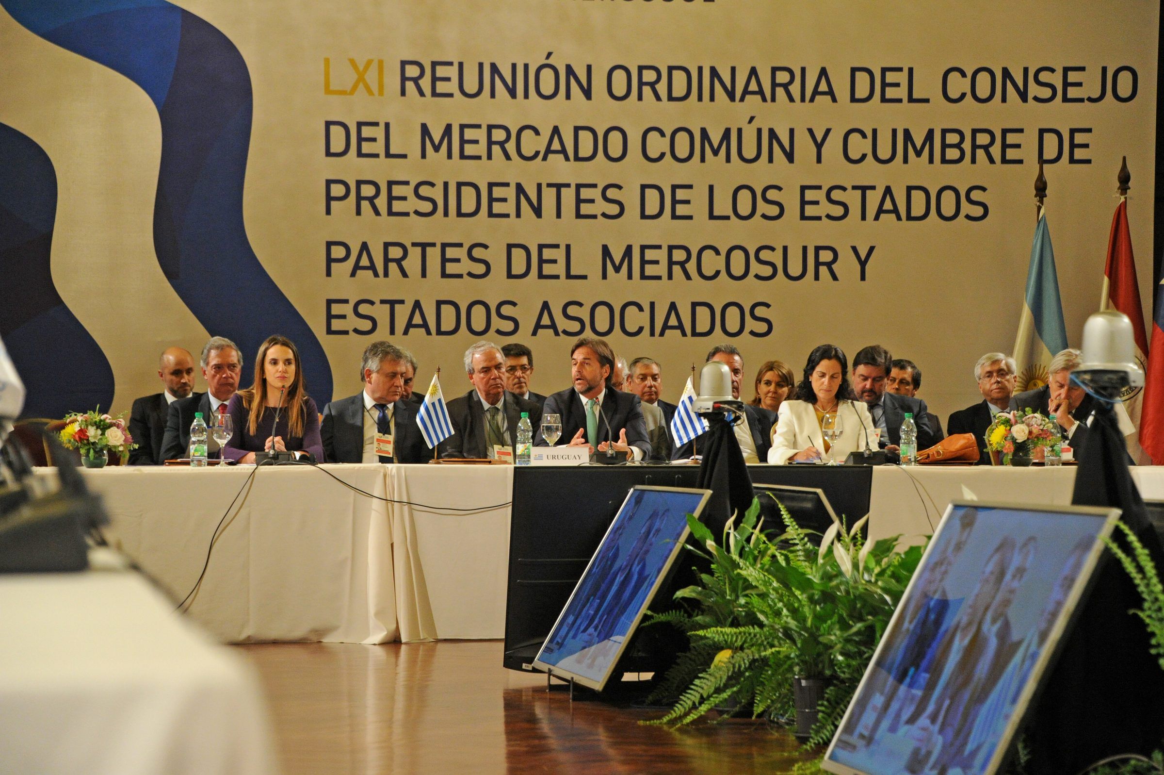 Delegaciones sentadas ante el fondo con el título de la LXI reunión del Consejo del Mercado Común y cumbre de presidentes.