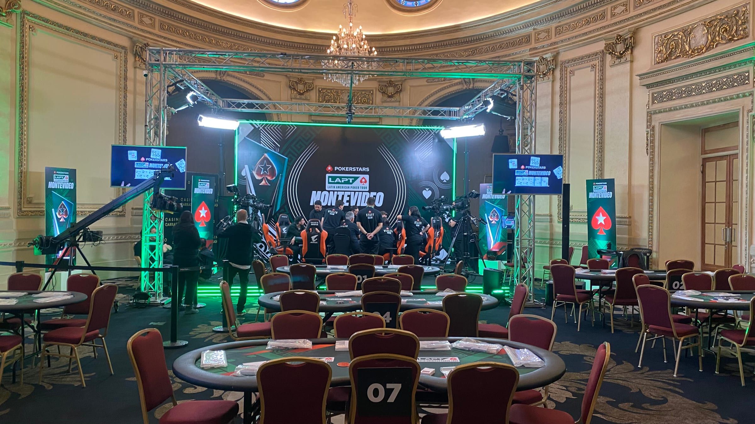 Set de transmisión del LAPT Montevideo 2023 en el salón del casino, con estructura de truss, pantallas, grúa de cámara y mesas de juego