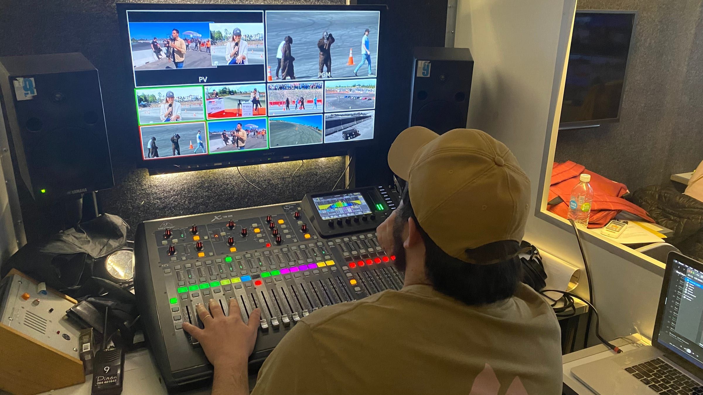 Operador de sonido ante la consola de audio de la cabina de control durante la transmisión del evento de Toyota