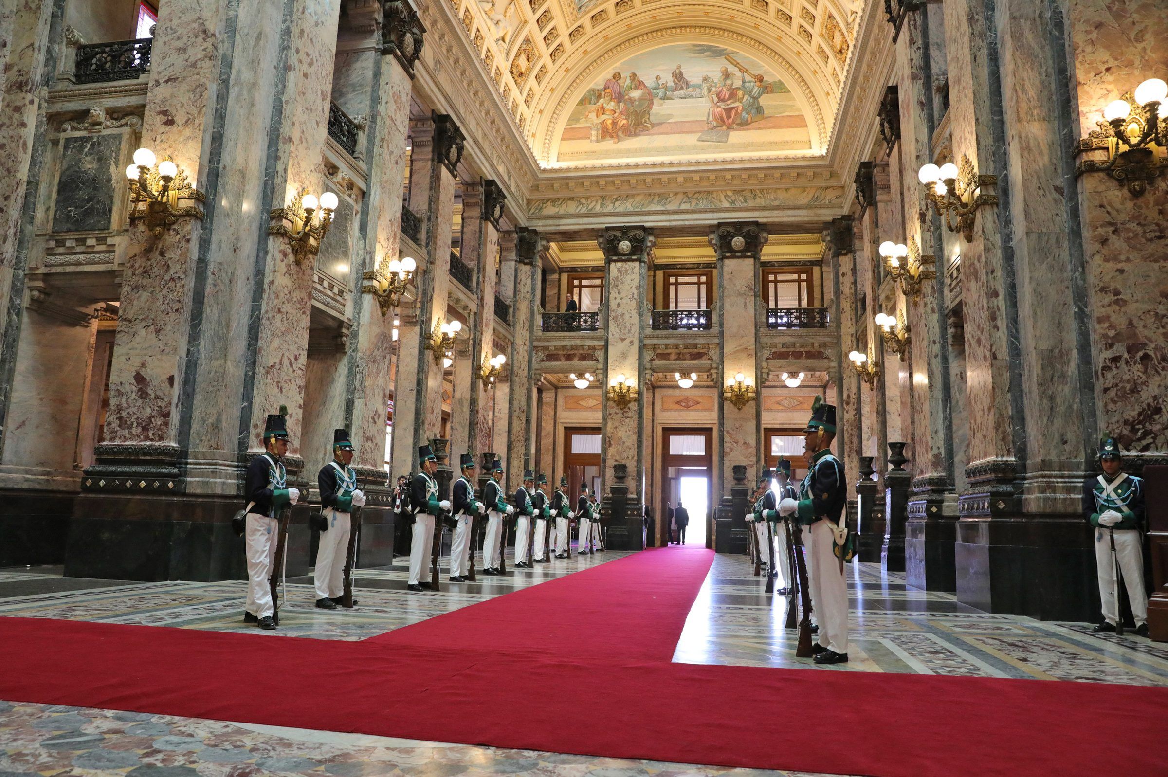 Hall de honor del Palacio Legislativo con la guardia de honor y la alfombra roja, antes de la ceremonia.