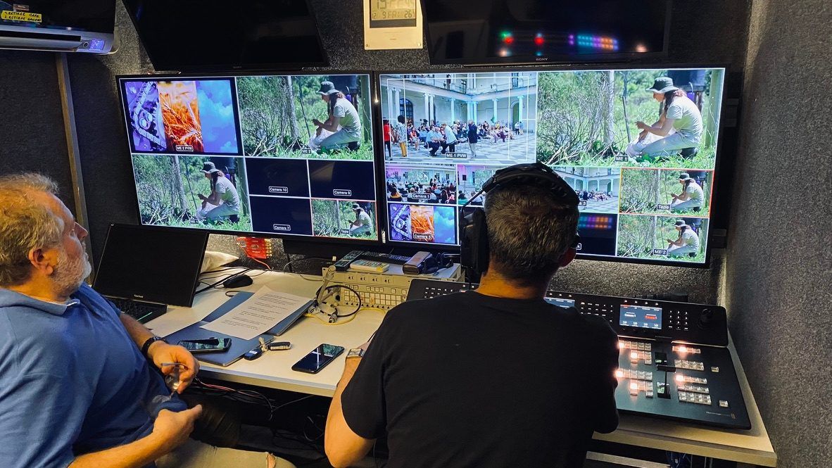 Control de realización del móvil con multipantalla de cámaras durante el evento.