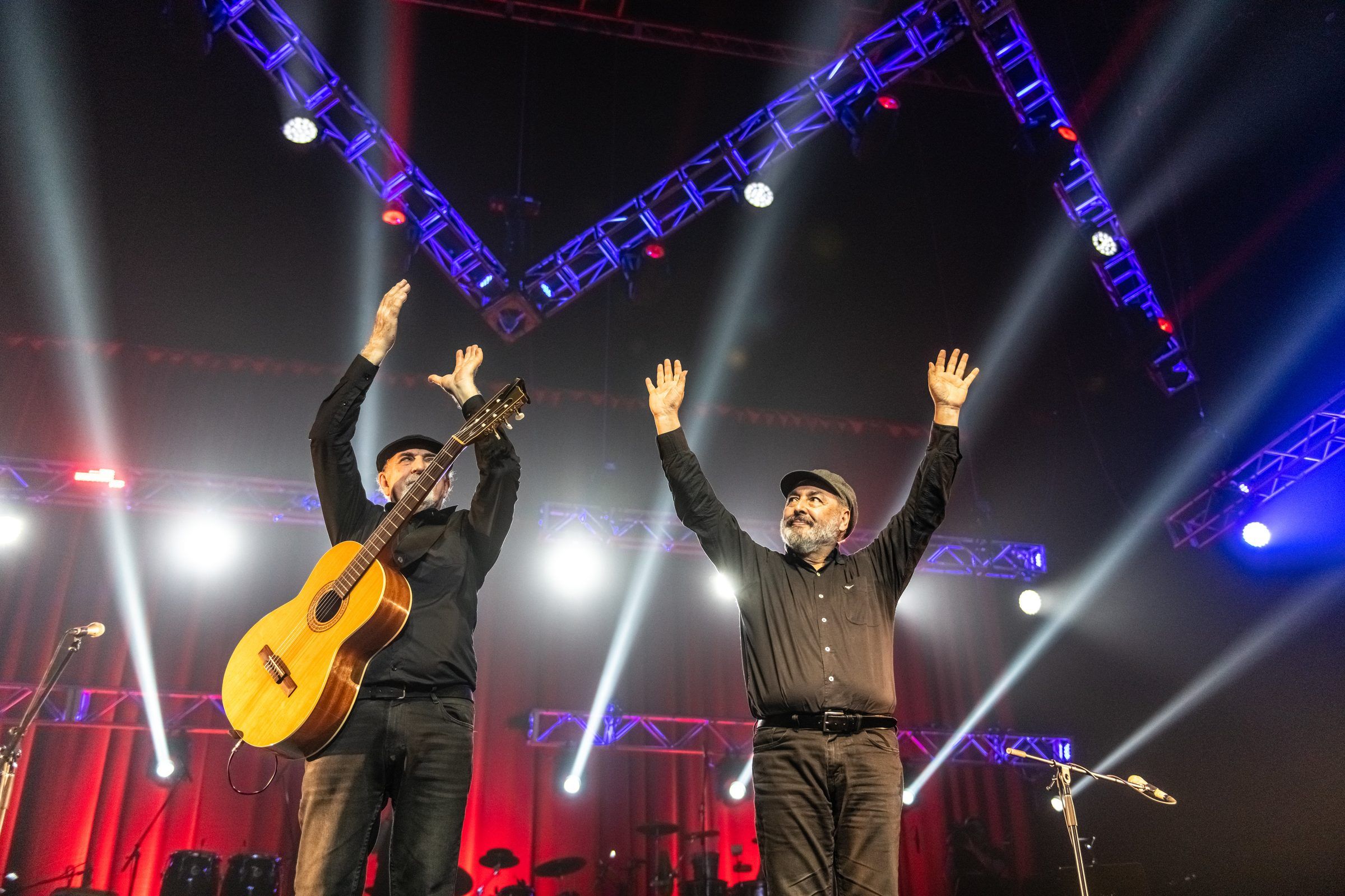 Eduardo Larbanois y Mario Carrero saludan con los brazos en alto al final del concierto