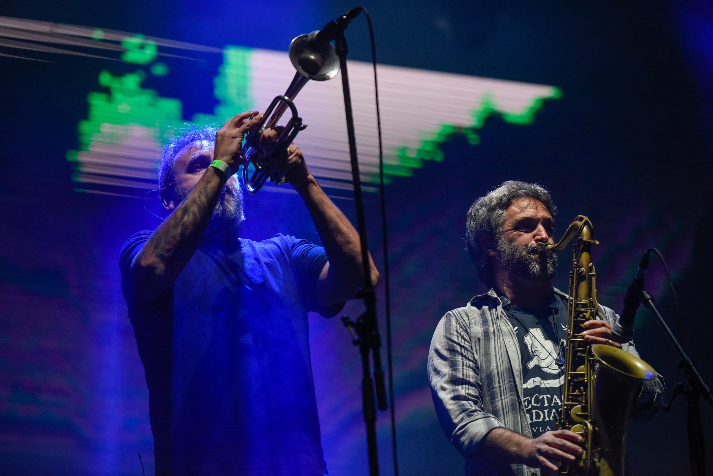Músicos de La Vela Puerca en el escenario del Cosquín Rock Uruguay 2023