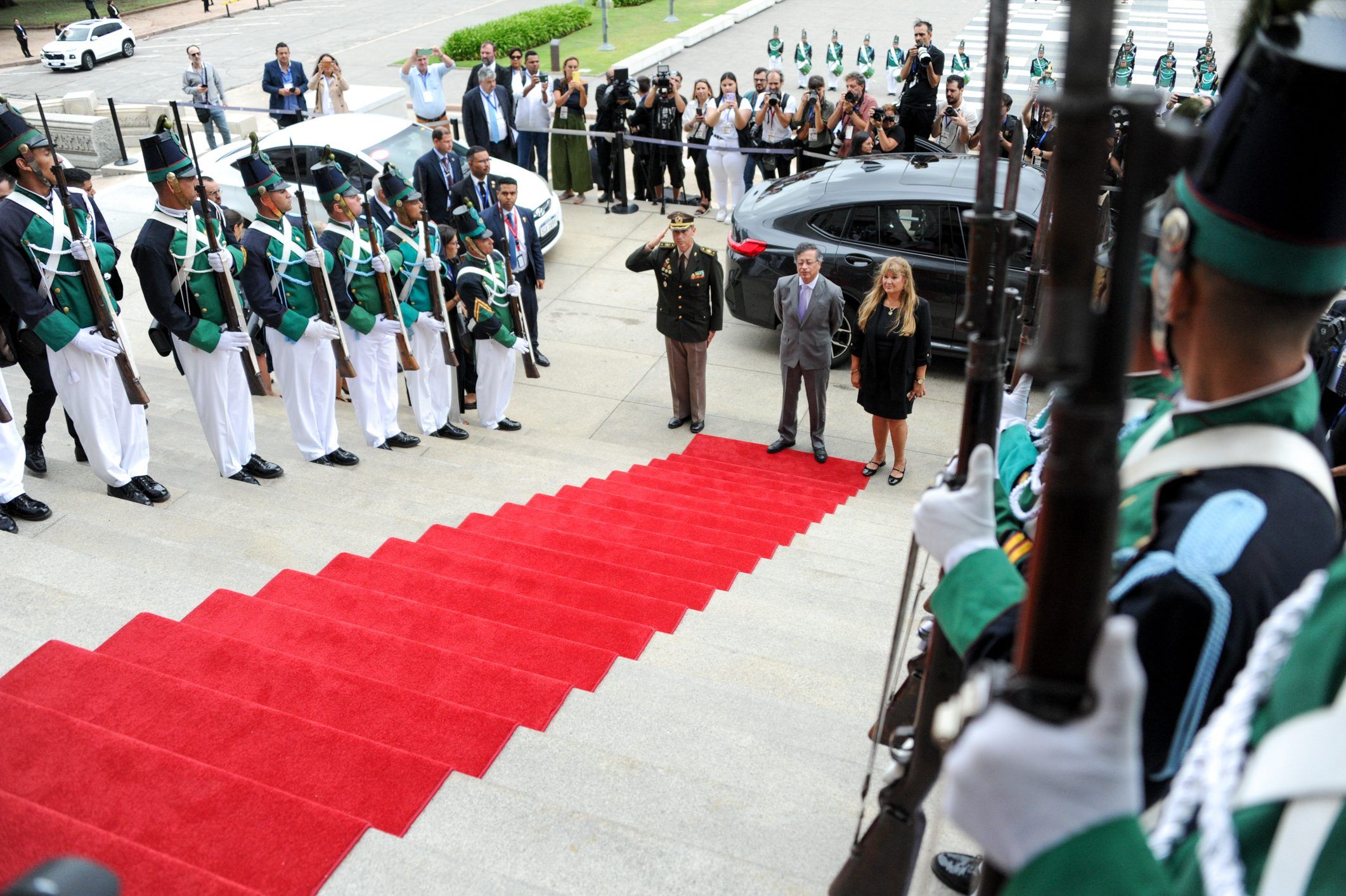 Guardia de honor y alfombra roja en la escalinata del Palacio Legislativo, en la llegada de las autoridades.