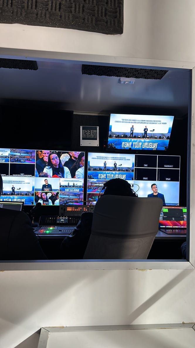 Vista de la multivisión de la transmisión, con el escenario del evento y el cartel «RNR Tour Uruguay»