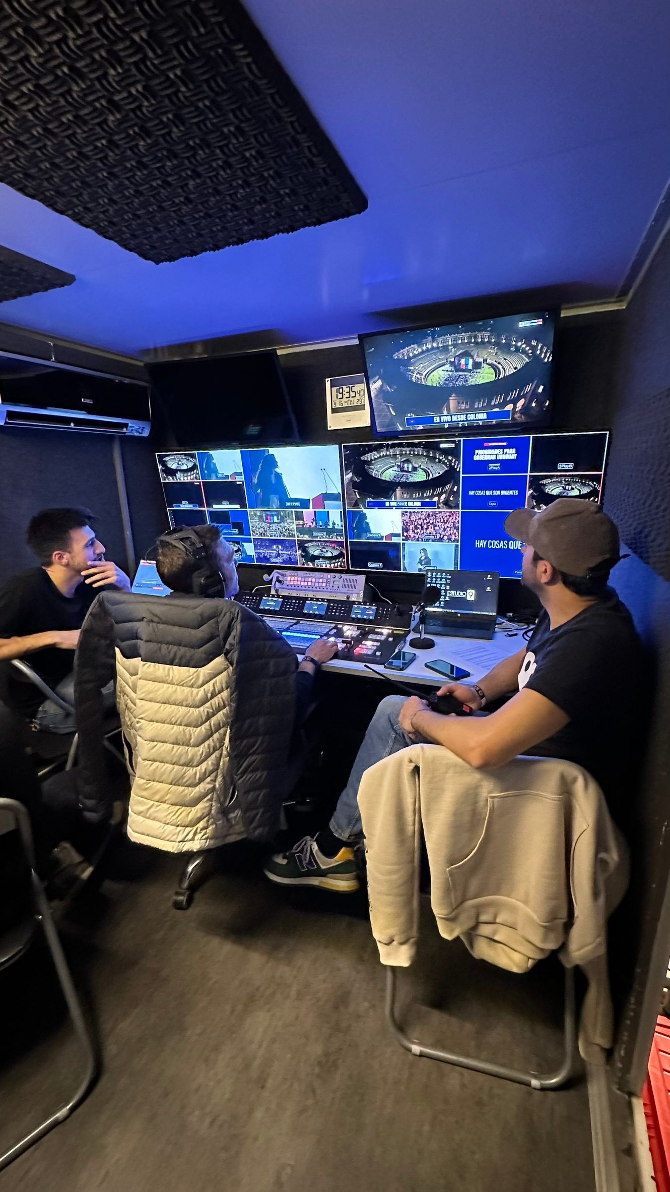Operadores en el móvil de control frente a la multipantalla durante el acto.