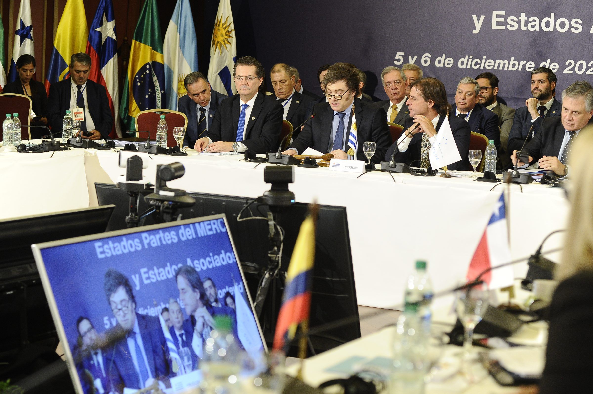 Sala de la cumbre con la mesa de las delegaciones, cámaras y pantalla de retorno durante la LXV reunión del Mercosur.