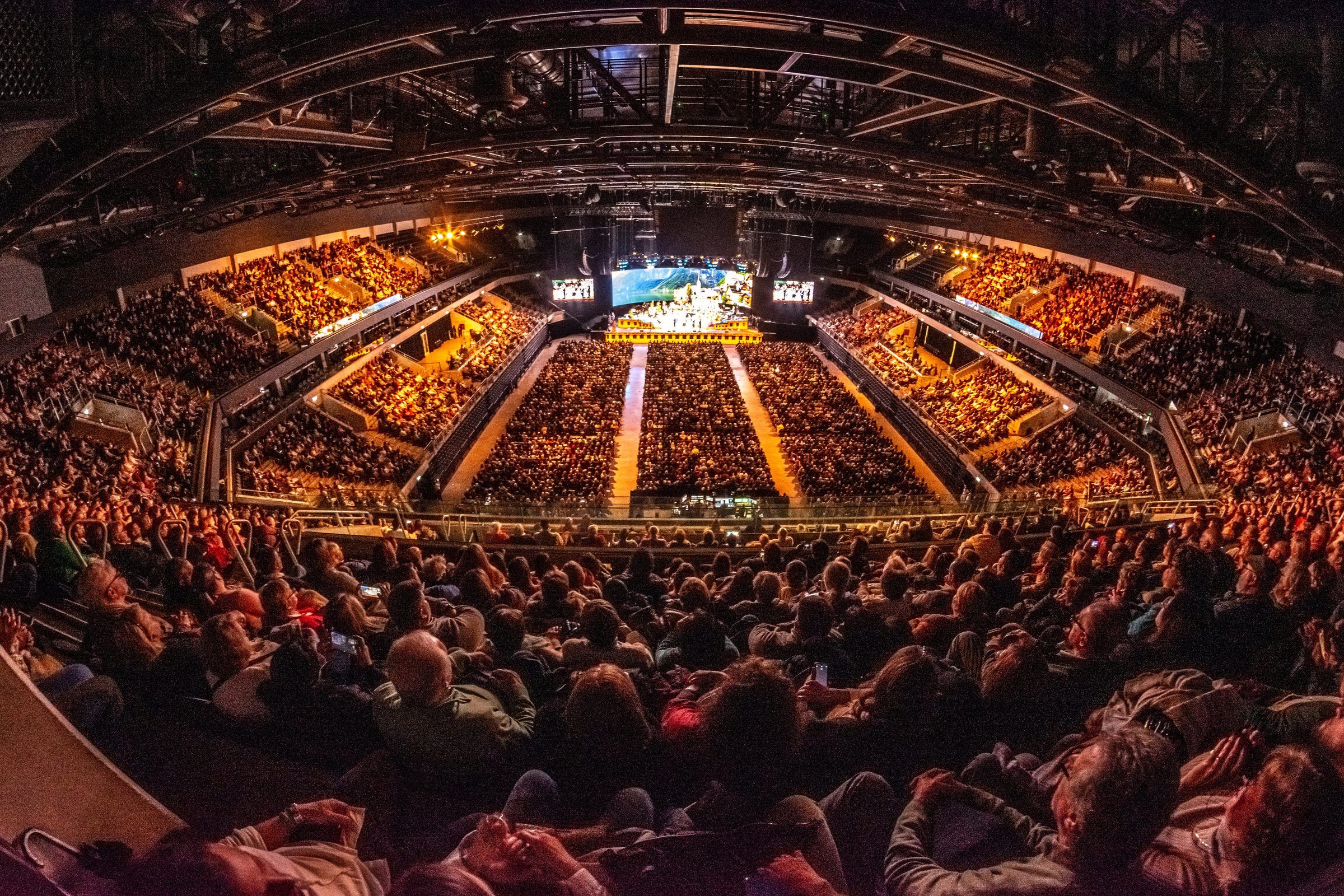 Vista panorámica del Antel Arena desde la tribuna alta, con la platea y las tribunas llenas frente al escenario de André Rieu