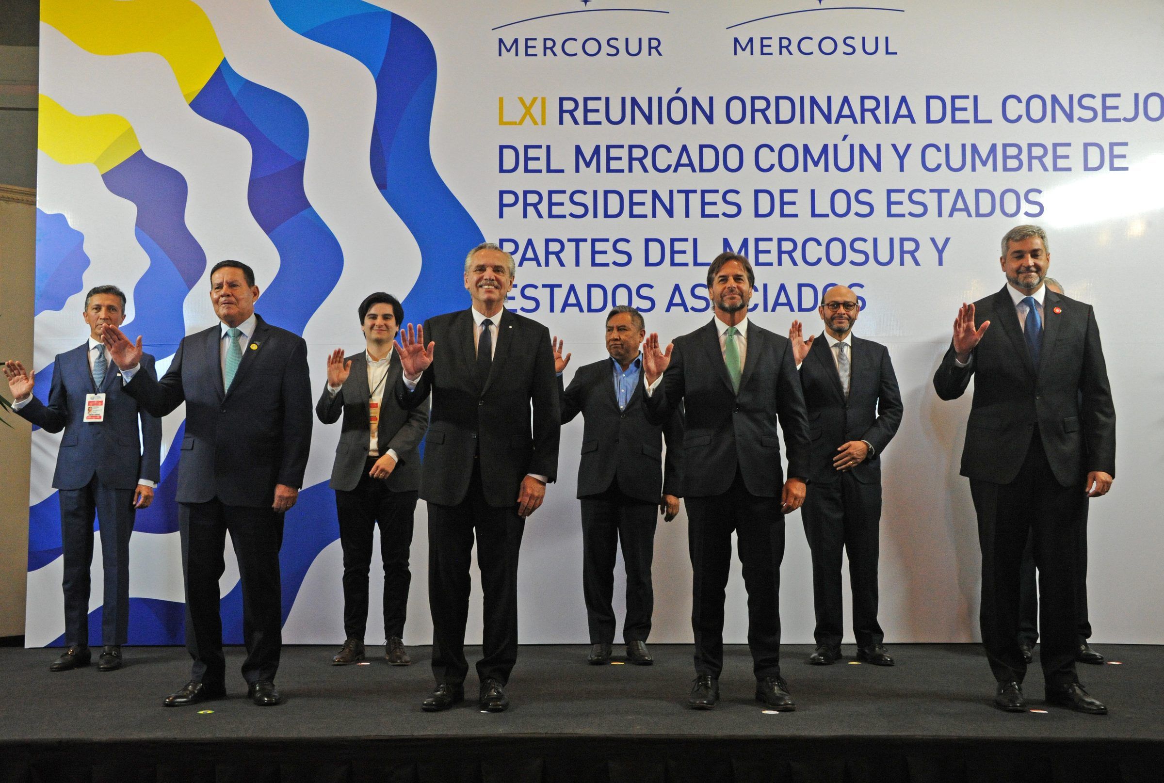 Foto de familia de los mandatarios y delegaciones frente al panel de la cumbre del Mercosur.