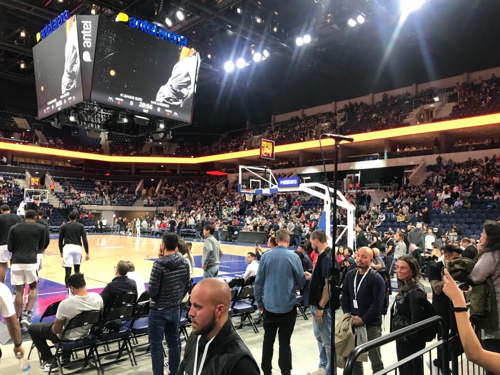 Vista amplia del Antel Arena durante el torneo, con las pantallas del cubo central y fotógrafos junto a la pista