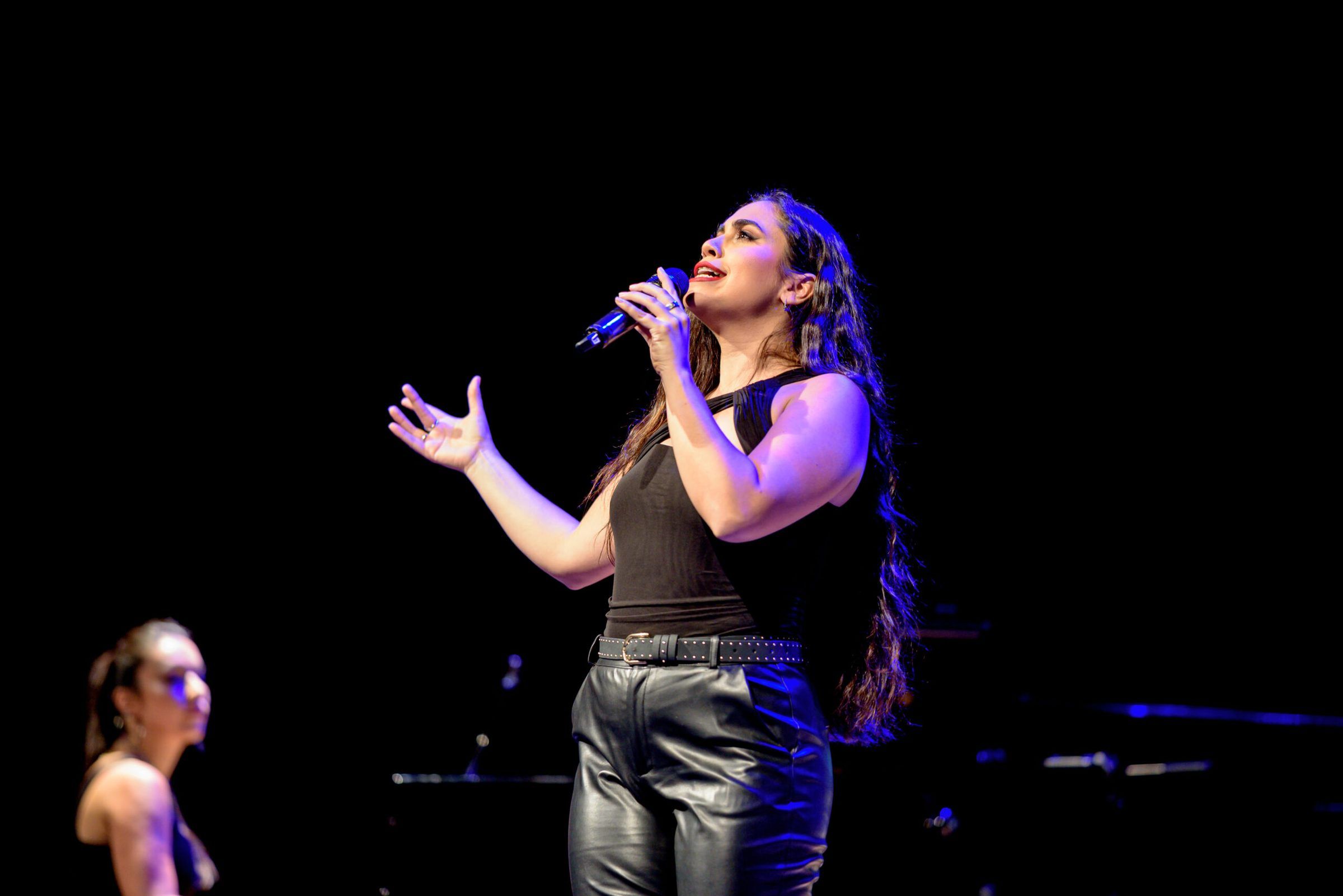 Cantante en el escenario del Teatro Solís durante el 4.º Foro Mujeres Líderes OMEU
