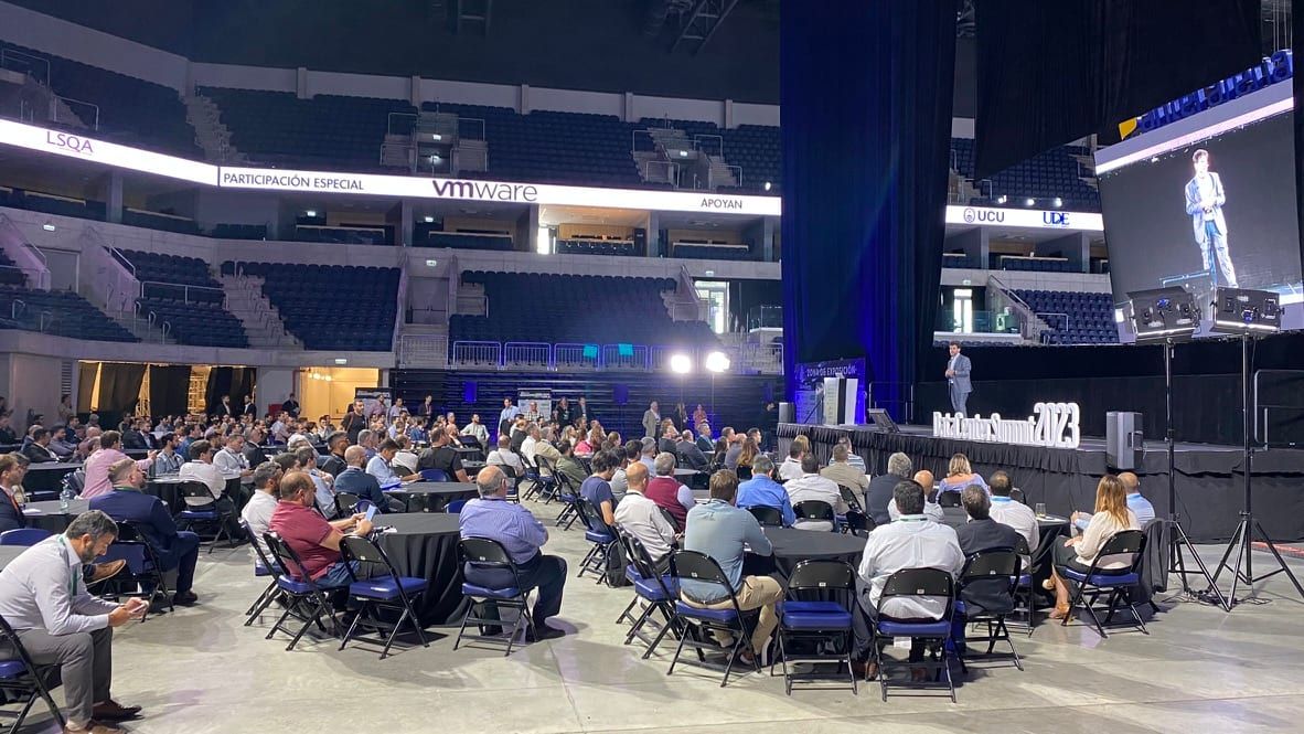 Antel Arena con carteles de patrocinadores en el anillo del recinto y el escenario del Data Center Summit 2023