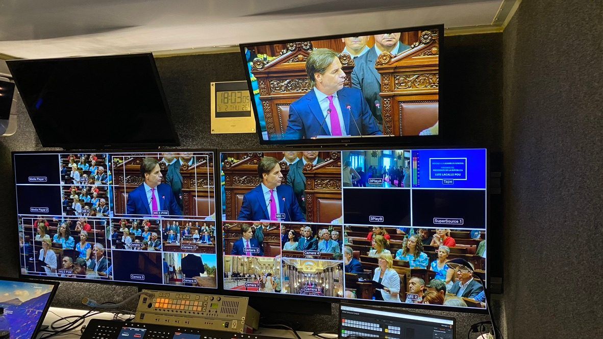 Monitores del control de realización con la imagen del presidente en el recinto y la multipantalla de cámaras.