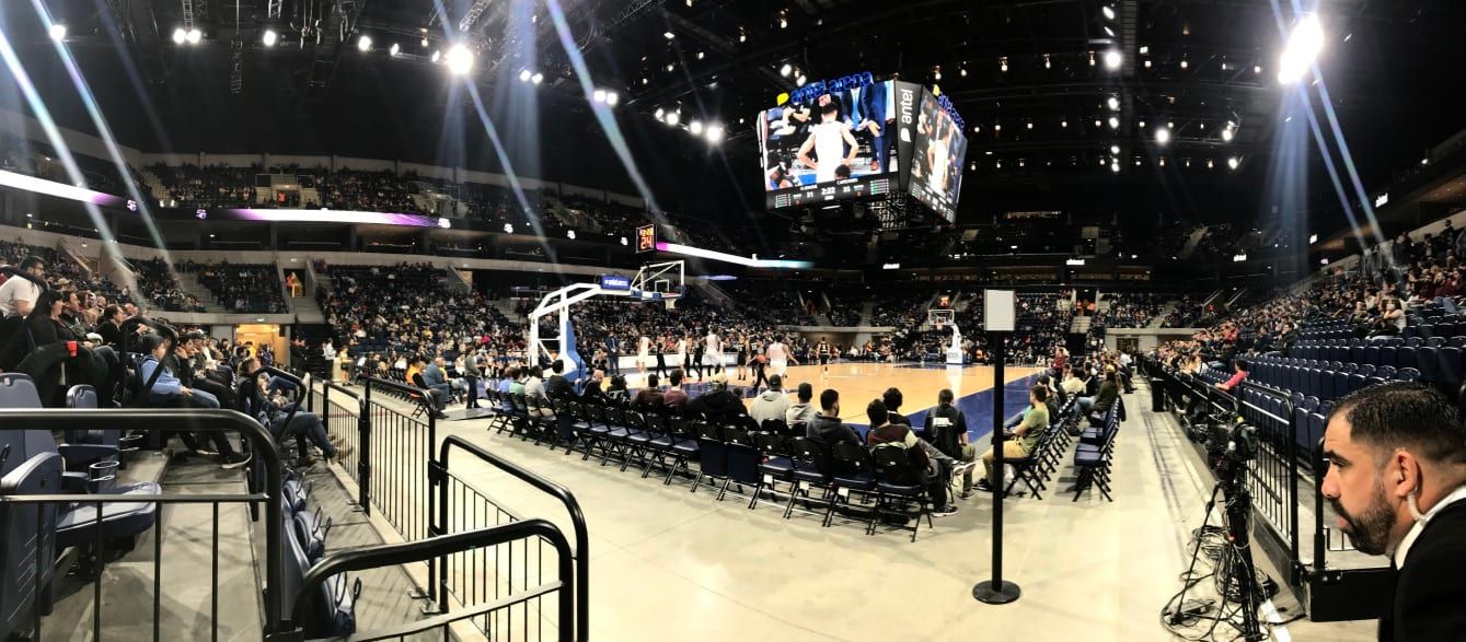 Panorámica de la cancha del Antel Arena con el cubo de video sobre el centro y las tribunas