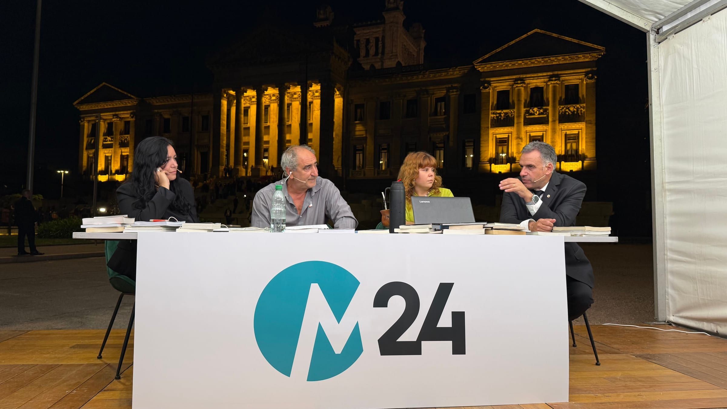 Panel de M24 de noche, frente al Palacio Legislativo iluminado