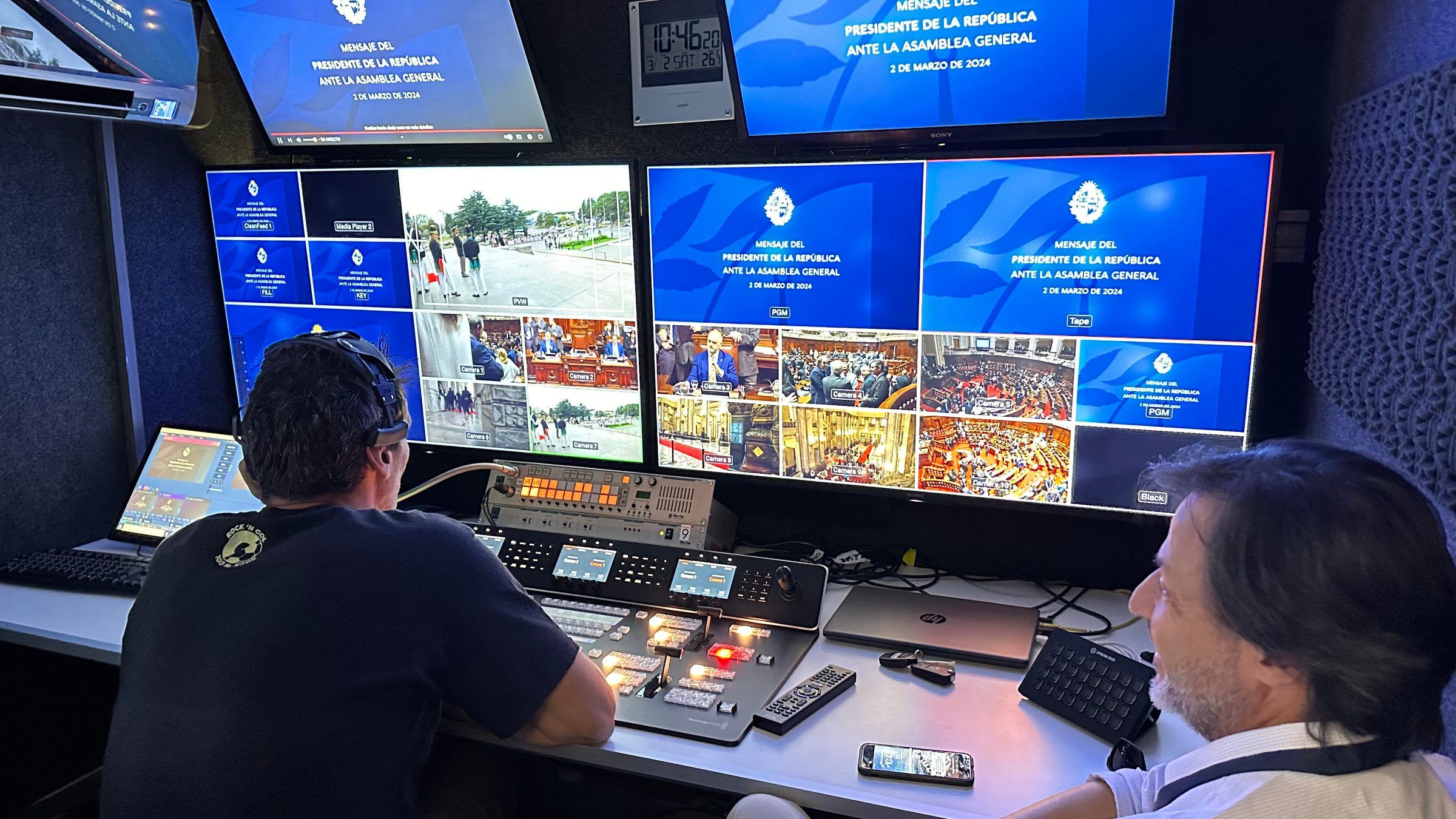 Control de realización del móvil, con multipantalla y mezclador, durante la transmisión del mensaje presidencial.