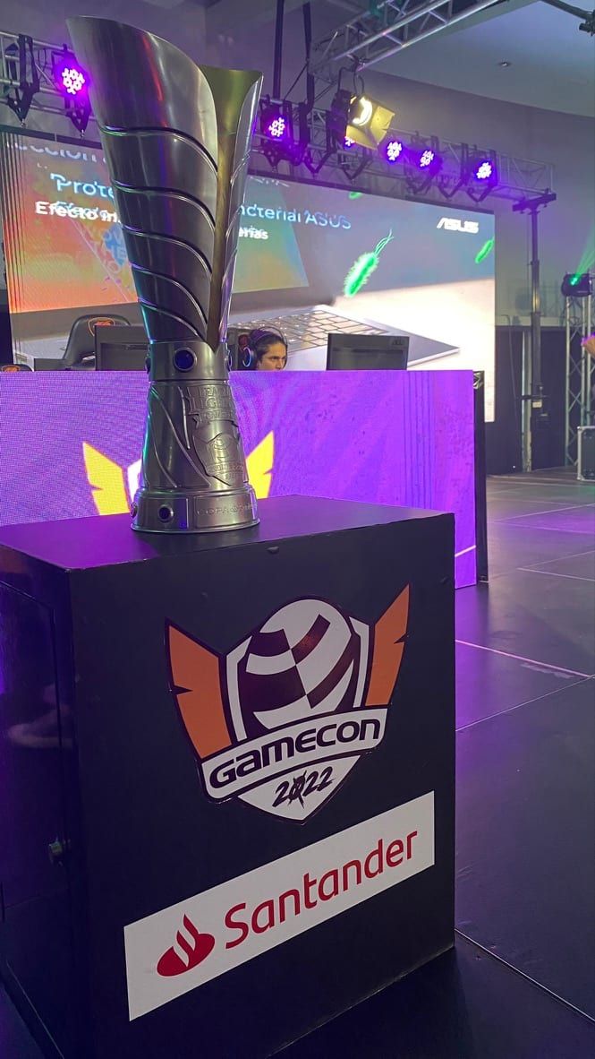 Trofeo de Gamecon 2022 sobre un pedestal con el logo del evento, frente al escenario