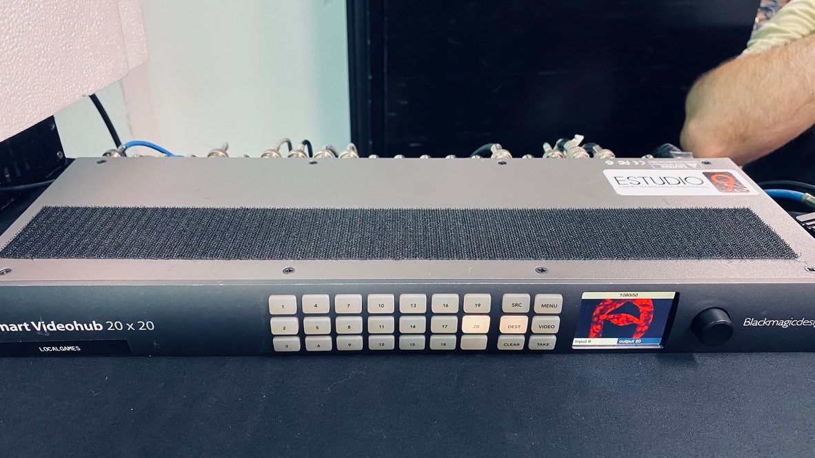 Matriz de video Blackmagic Smart Videohub 20x20 del equipo técnico, con el sello de Estudio 9.