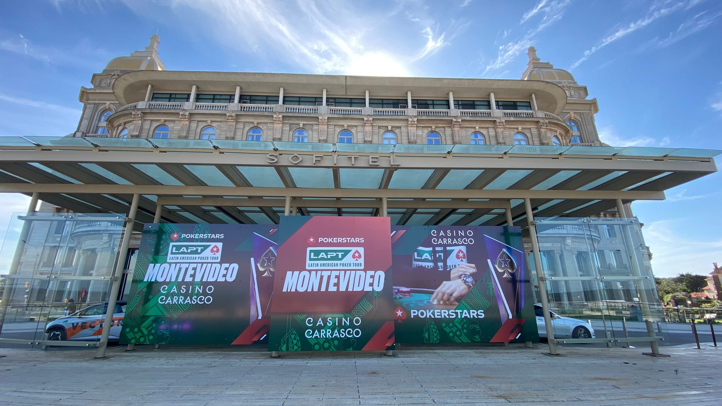 Frente del Sofitel Montevideo Casino Carrasco con la gráfica del LAPT Montevideo en la entrada