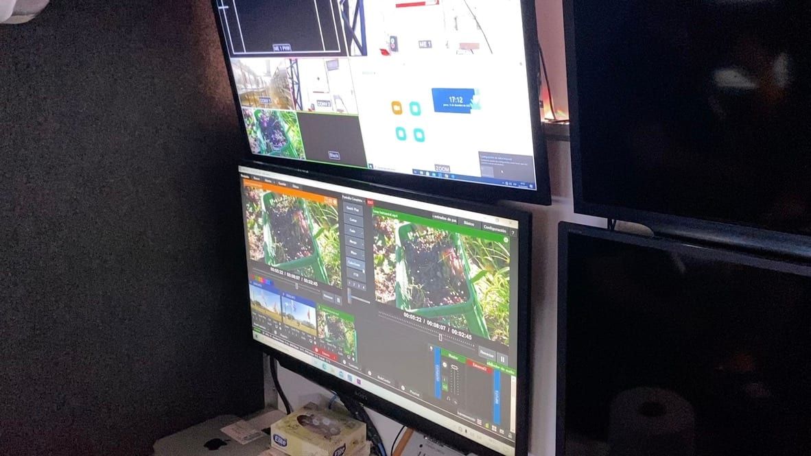 Monitor del control con la mezcla de señales y la videollamada de una auditoría virtual.